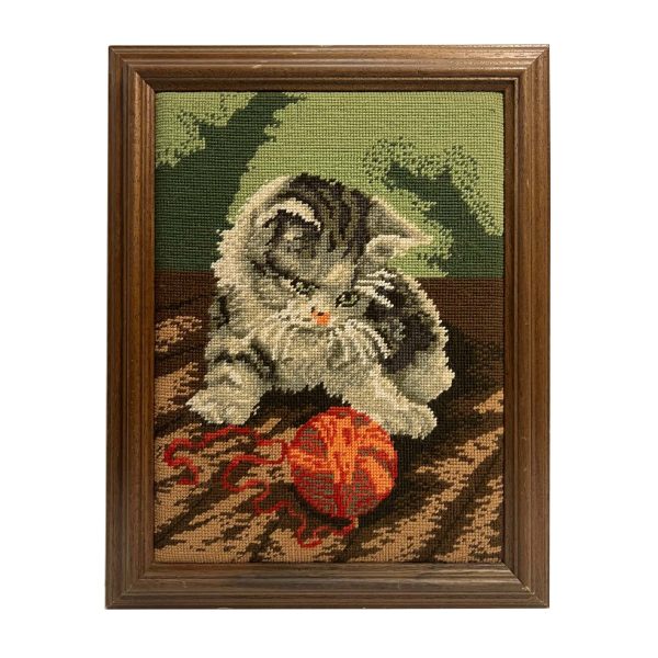 Cica piros gombolyaggal