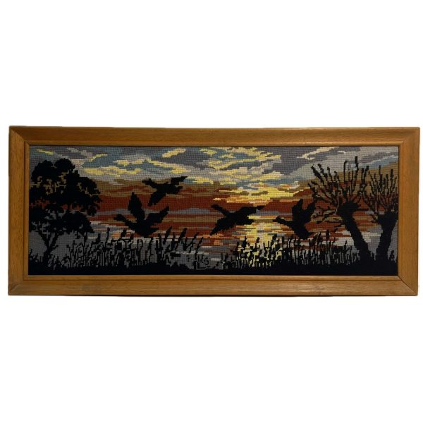 Vadkacsák a tó fölött naplementében